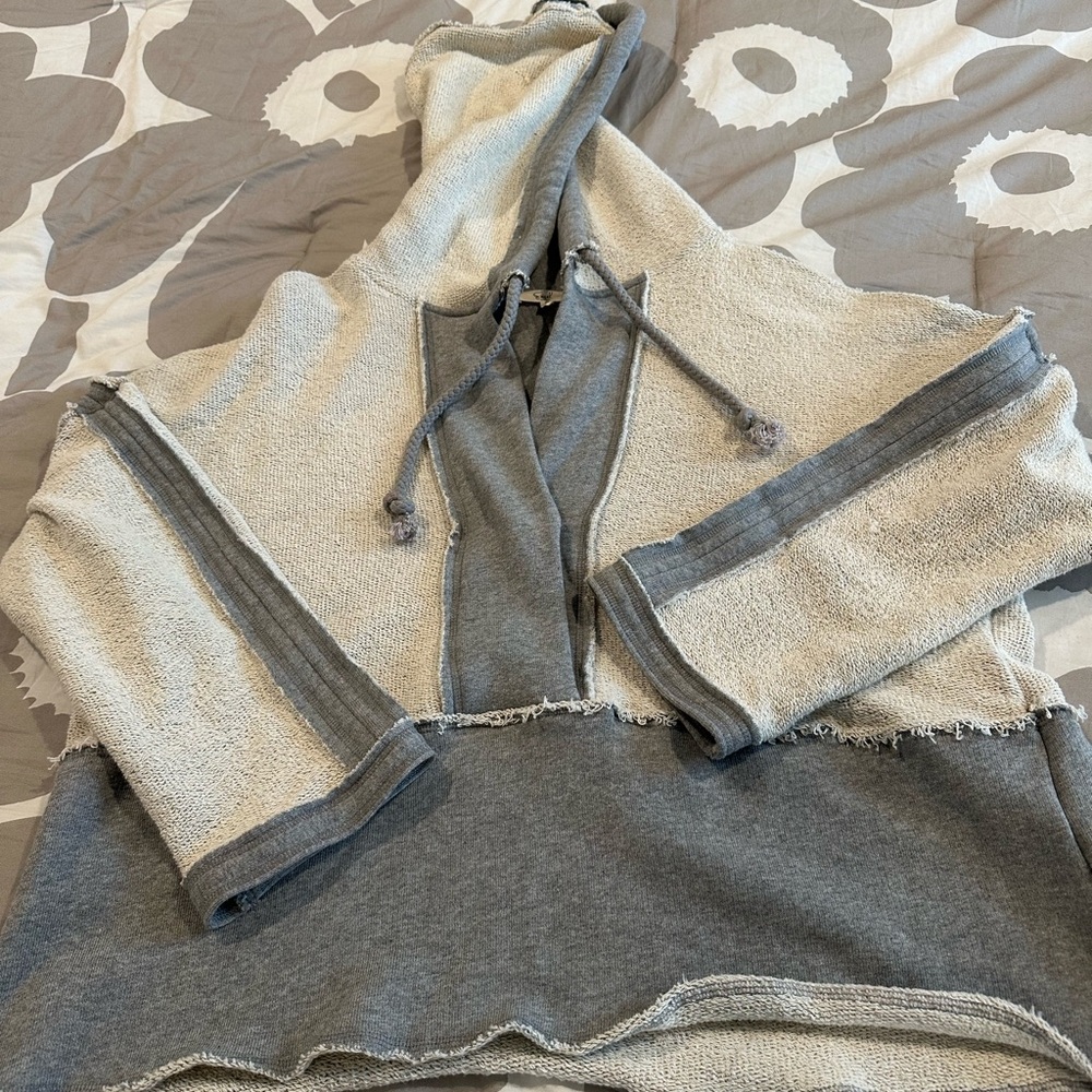 Gray/cream sweatshirt
never worn!